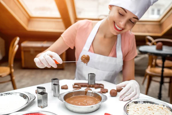 Mujer haciendo caramelos hechos a mano —  Fotos de Stock