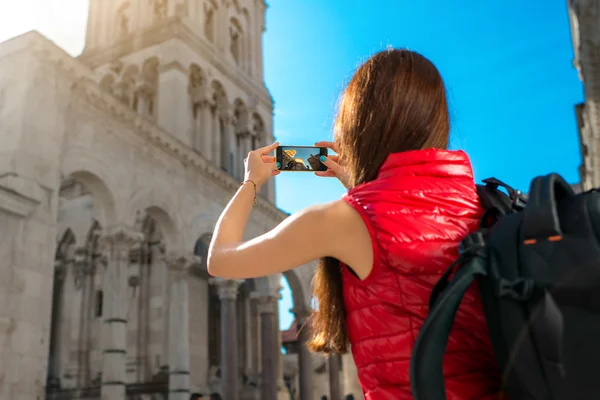 Jeune voyageur dans la ville — Photo