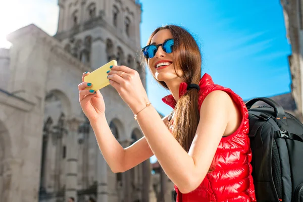 Jeune voyageur dans la ville — Photo