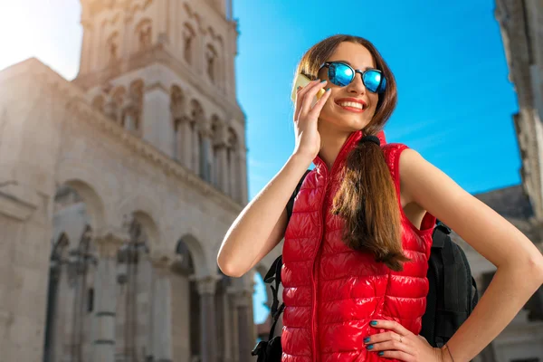 Young traveler in the city — Stock Photo, Image