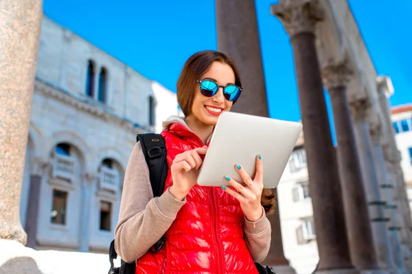 Giovane viaggiatore in città — Foto Stock