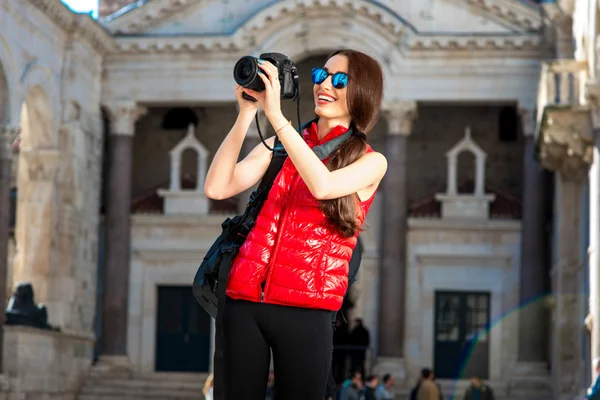 Giovane viaggiatore in città — Foto Stock