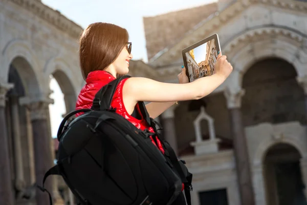 Young traveler in the city — Stock Photo, Image