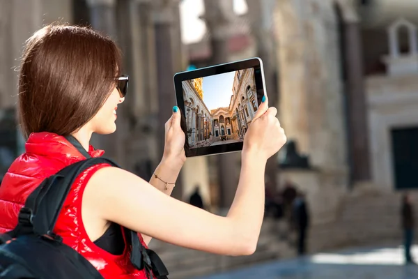 Young traveler in the city — Stock Photo, Image