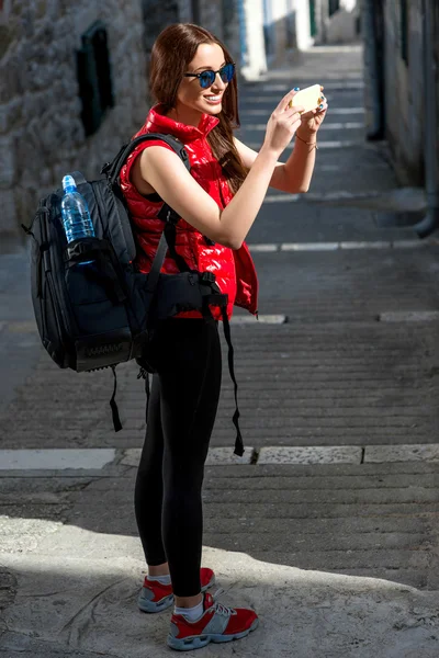 Young traveler in the city — Stock Photo, Image