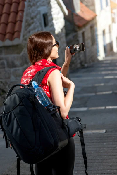 Jeune voyageur dans la ville — Photo