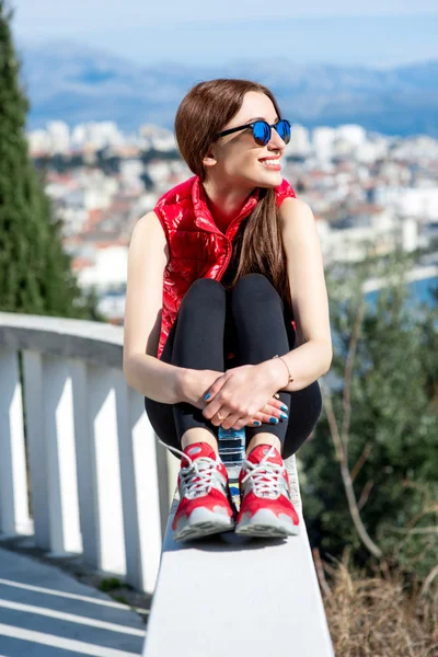 Donna sportiva sul vicolo del parco con vista sulla città — Foto Stock