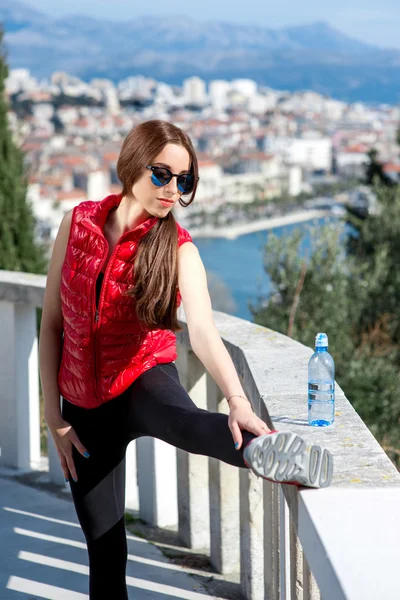 Femme sportive sur la ruelle du parc avec vue sur la ville — Photo