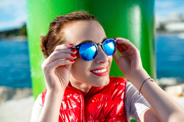 Sport vrouw met zonnebril — Stockfoto