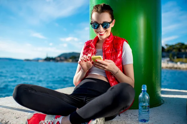 Deporte mujer con teléfono — Foto de Stock