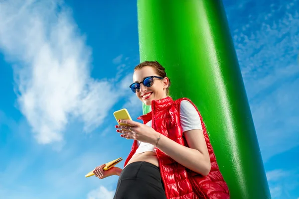 Donna sportiva con telefono — Foto Stock