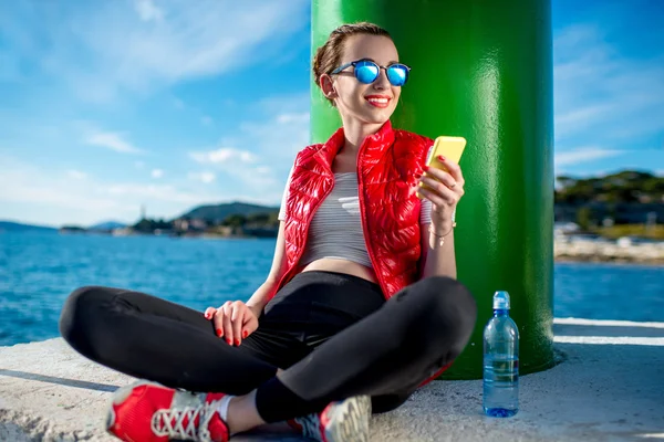 Sport woman with phone — Stock Photo, Image