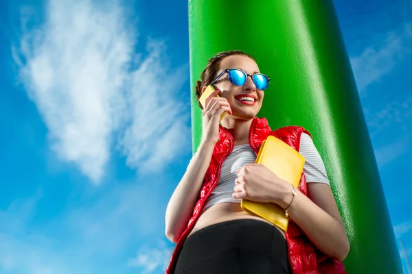 Sport vrouw met telefoon — Stockfoto