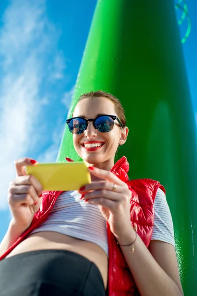 Donna sportiva con telefono — Foto Stock