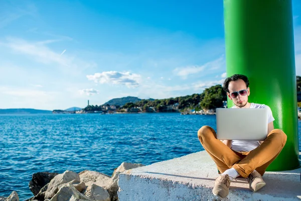 Mann mit Laptop — Stockfoto