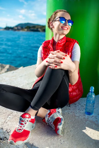 Donna sportiva che riposa vicino al mare — Foto Stock