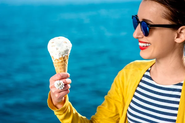 Frau mit Eis — Stockfoto