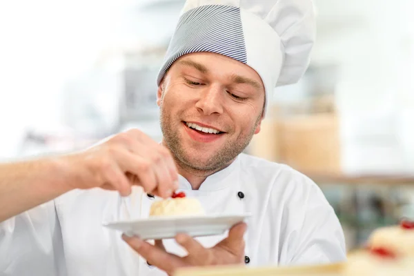 Konditor mit Kuchen — Stockfoto