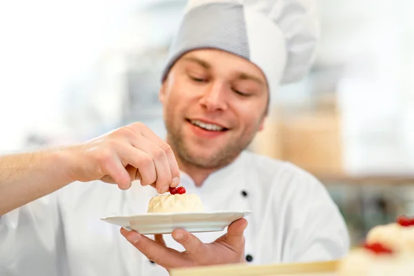 Konditor mit Kuchen — Stockfoto