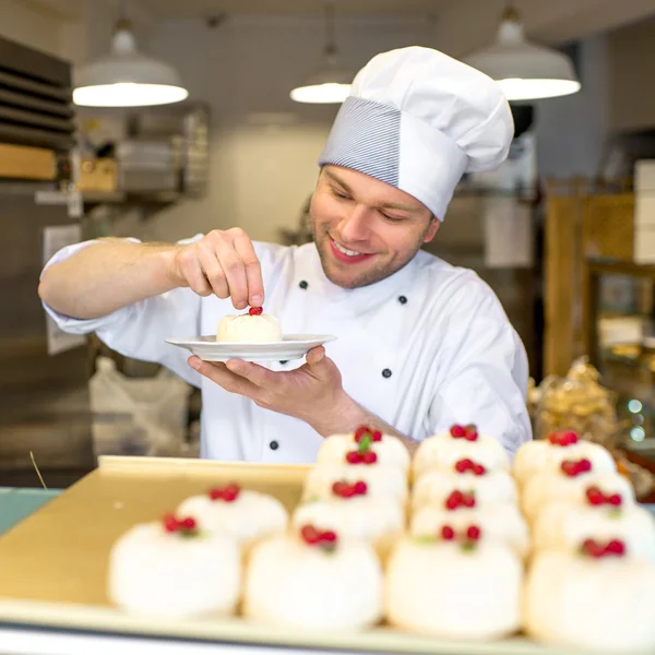 Confectioner with cakes — Stock Photo, Image