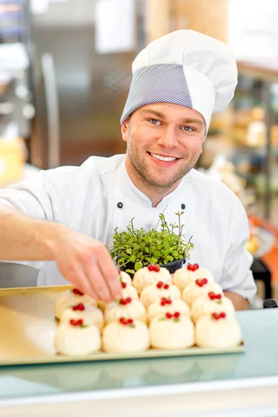 Konditor mit Kuchen — Stockfoto