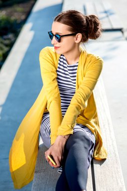 Dışarıda telefonu olan bir kadın.