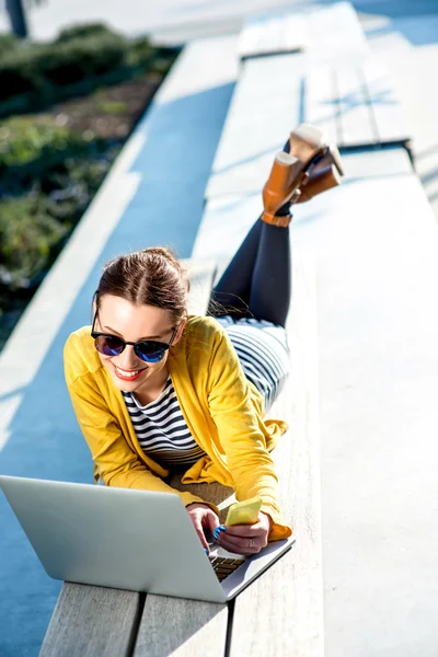 Wanita dengan laptop dan telepon di luar ruangan — Stok Foto