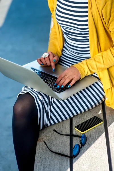 Femme écrivain avec ordinateur portable — Photo