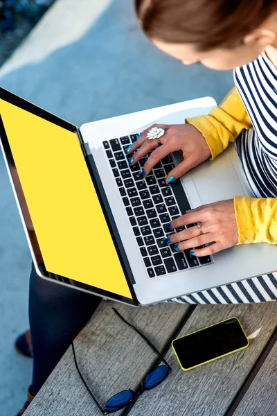 Tippen auf der Laptop-Tastatur — Stockfoto