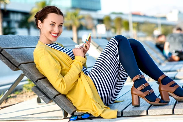 Mulher com telefone na cama de sol — Fotografia de Stock