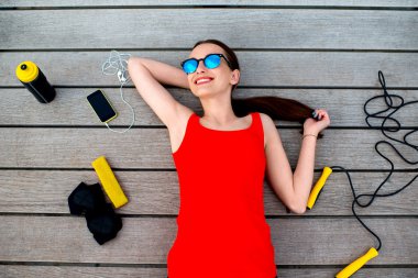 Spor kadın şezlong üzerinde