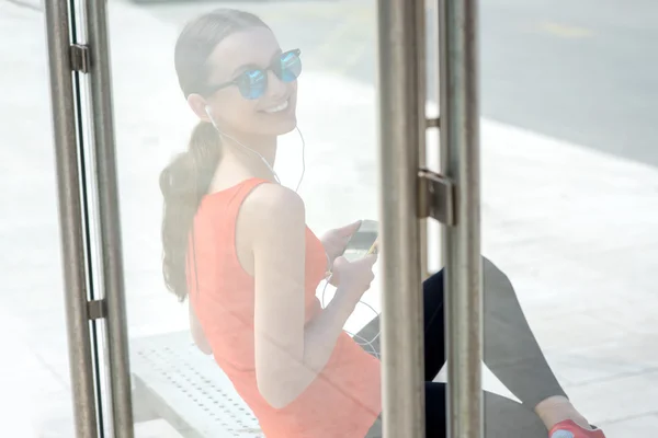 Sport vrouw op het busstation — Stockfoto