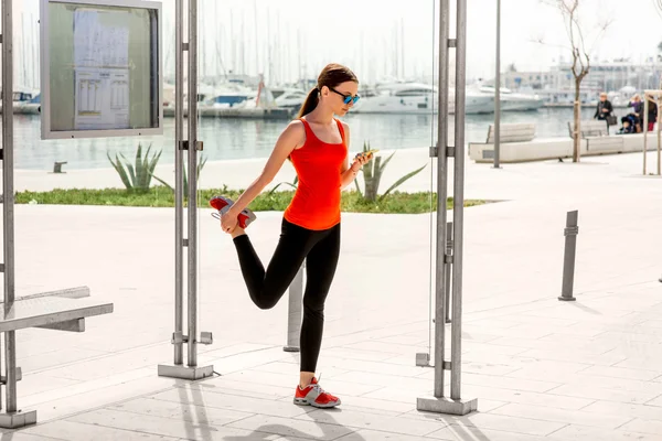 Sport vrouw op het busstation — Stockfoto