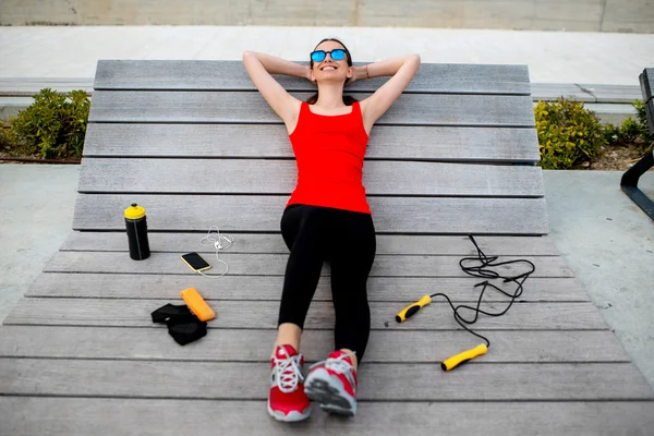 Spor kadın şezlong üzerinde — Stok fotoğraf