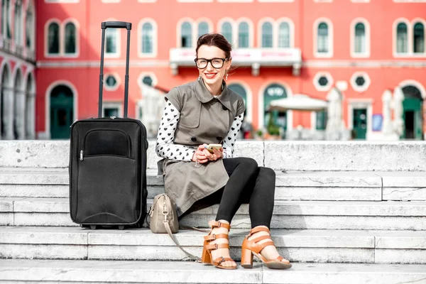 Mujer con bolsa de viaje en la ciudad vieja —  Fotos de Stock