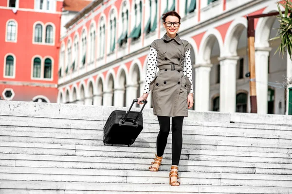 Mujer con bolsa de viaje en la ciudad vieja —  Fotos de Stock