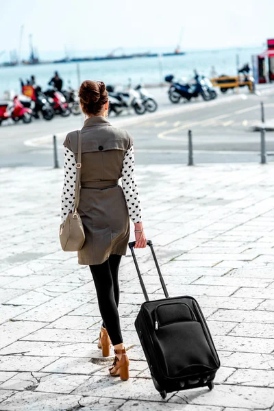 Frau mit Reisetasche — Stockfoto