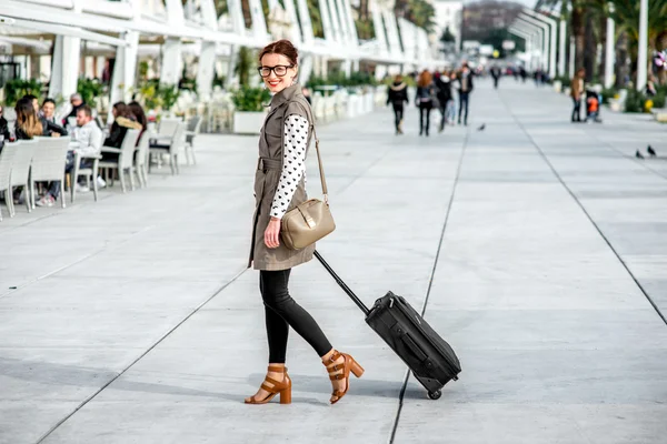 Frau mit Reisetasche — Stockfoto