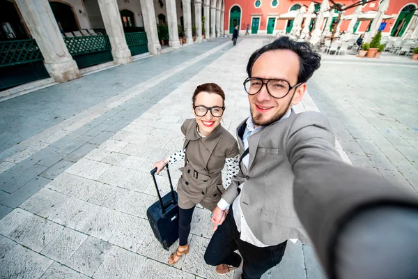 Coppia scattare foto selfie — Foto Stock