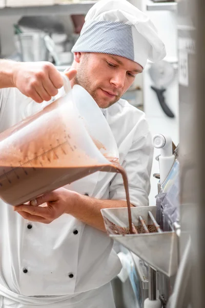 Pastelero haciendo helado —  Fotos de Stock