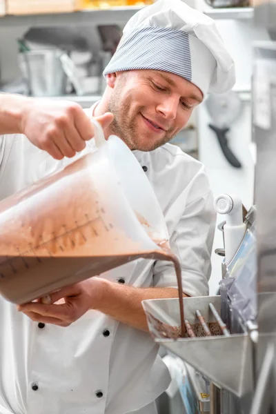 Konditor macht Eis — Stockfoto