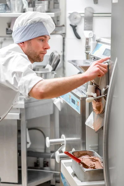 Pastelero haciendo helado —  Fotos de Stock