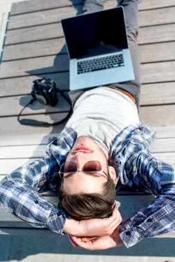 Kamera laptop ve fotoğraf genç fotoğrafçı