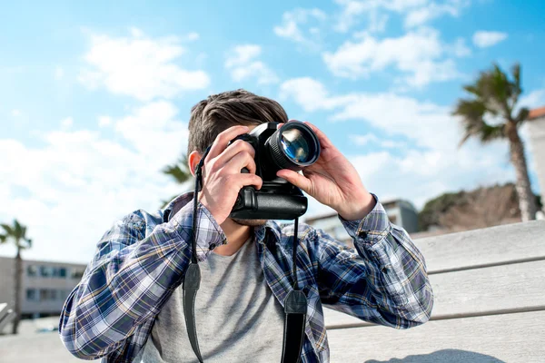 Fotógrafo con cámara en la ciudad —  Fotos de Stock