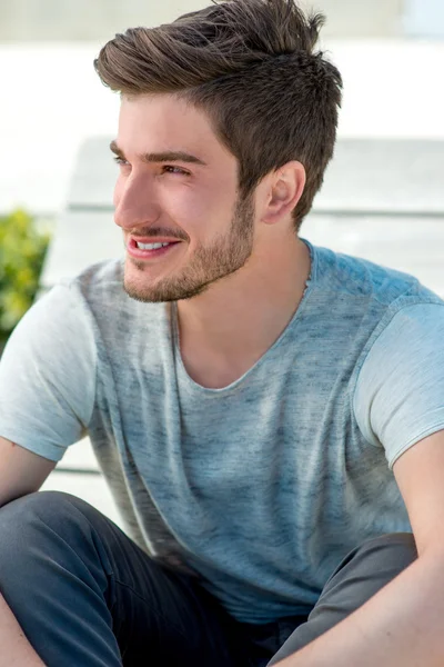 Retrato de un joven rezagado —  Fotos de Stock