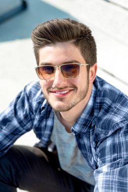 Genç yakışıklı biri açık portresi