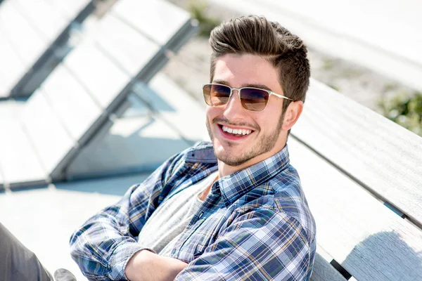 Retrato de un joven guapo al aire libre — Foto de Stock