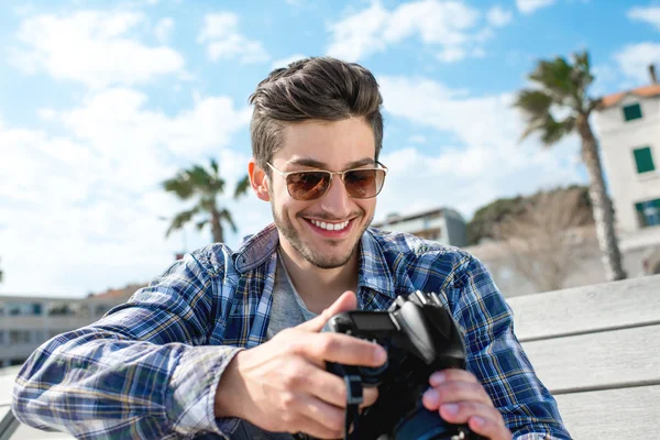 Fotograf mit Kamera in der Stadt — Stockfoto