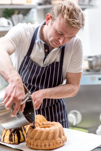 Uomo che cucina per Pasqua — Foto Stock