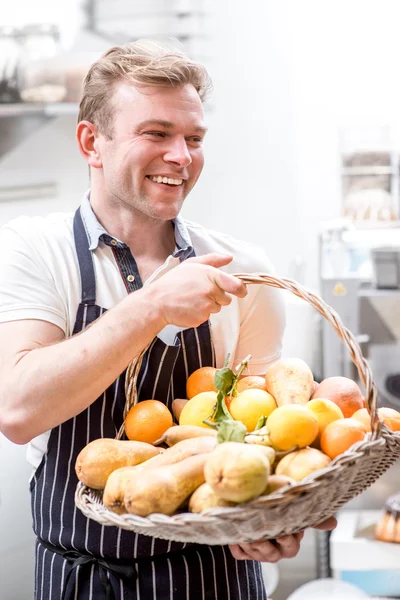 Homem com cesta cheia de frutos — Fotografia de Stock